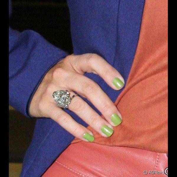 O esmalte verde foi a escolha tamb?m de Giovanna Antonelli para colorir as unhas durante o lan?amento de um site no Rio de Janeiro